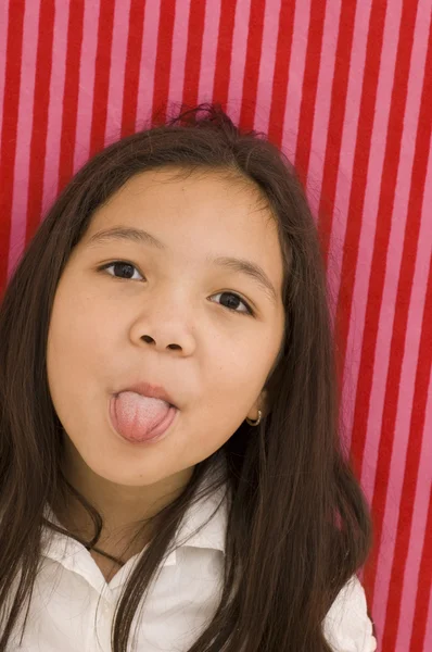 Porträt eines asiatischen Mädchens, das ein Gesicht macht — Stockfoto