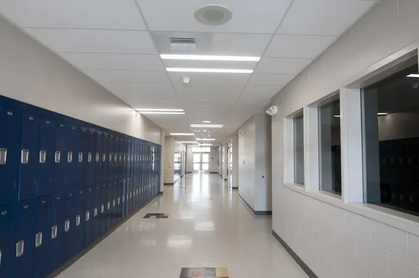 Pusty korytarz szkolny — Zdjęcie stockowe