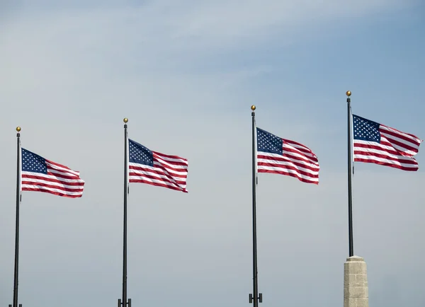 Amerikanska flaggor flyger — Stockfoto