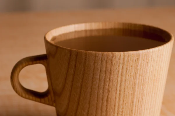 Chá verde em caneca de madeira — Fotografia de Stock
