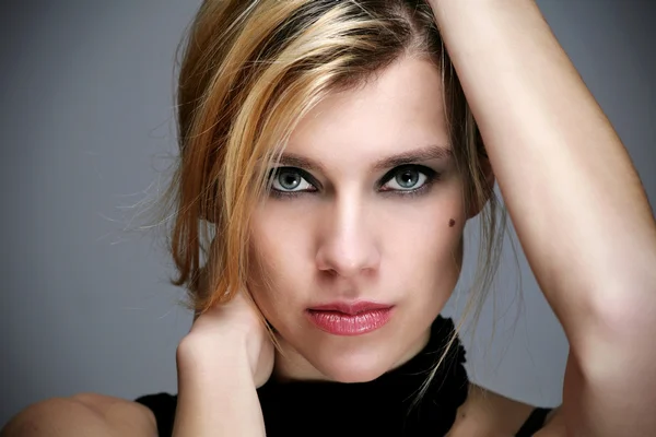 Portrét mladé atraktivní ženy — Stock fotografie