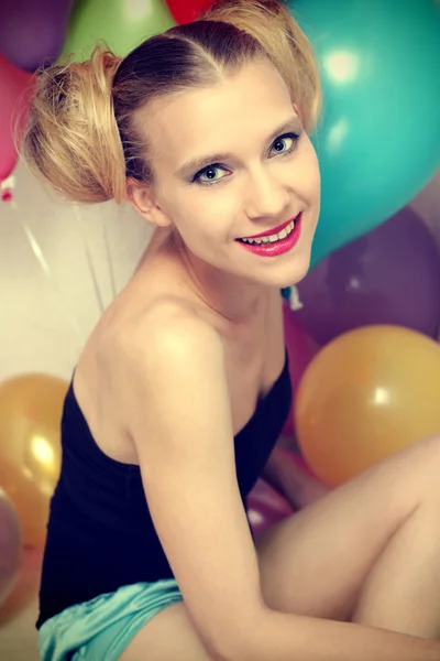Mulher atraente feliz e balões — Fotografia de Stock