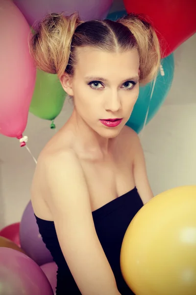 Çekici bir genç kadın ve baloons — Stok fotoğraf