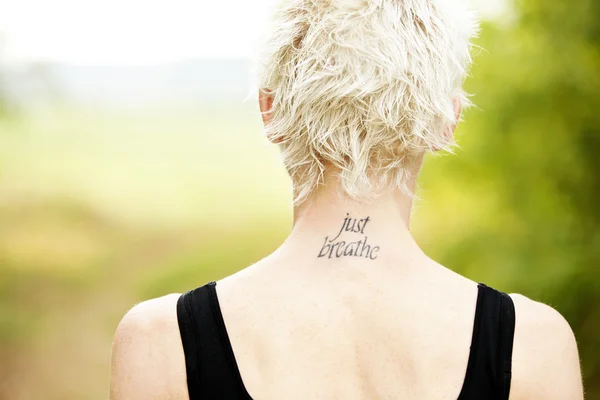 Női futó tetoválás a nyakán — Stock Fotó