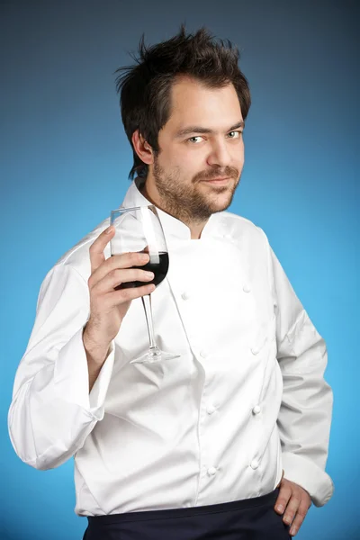 Молодой шеф-повар с бокалом вина — стоковое фото