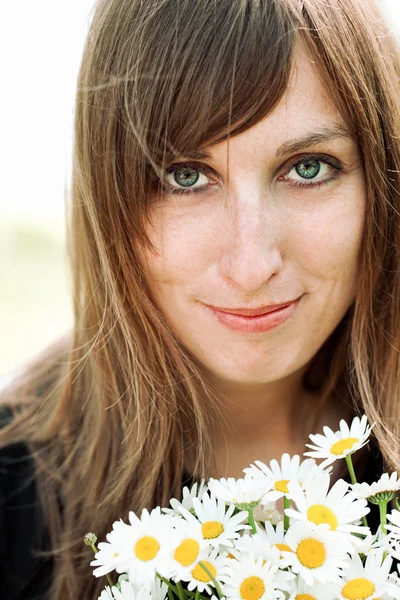 Cute young woman with daisies — Stock Photo, Image