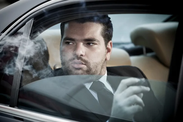 Άνθρωπος στο πίσω κάθισμα ενός αυτοκινήτου — Φωτογραφία Αρχείου