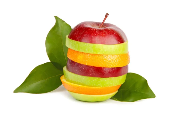 Čerstvé krájené ovoce, s listy — Stock fotografie