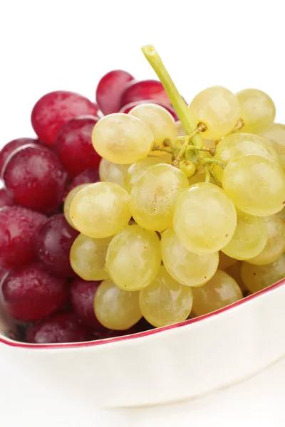 Aglomerado de uvas brancas e vermelhas — Fotografia de Stock