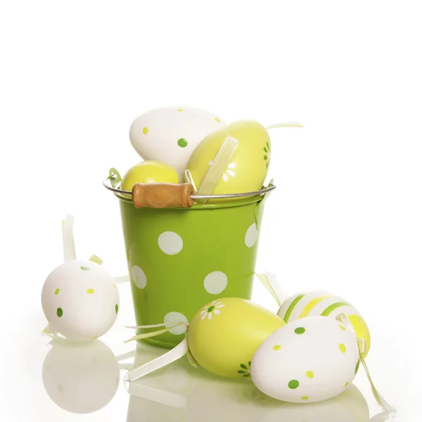 Ovos de Páscoa em balde de lata — Fotografia de Stock