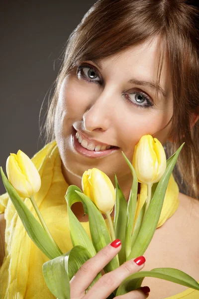 Vacker kvinna med tulpaner — Stockfoto