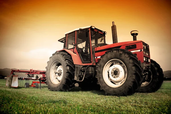 Oude tractor op het veld — Stockfoto