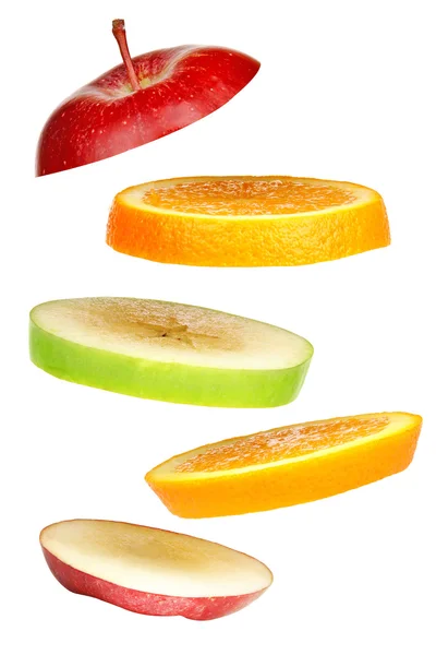 Levitující čerstvé krájené ovoce — Stock fotografie