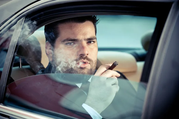 在后座车吸烟的人 — 图库照片