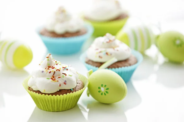 Paaseieren en smakelijke cupcakes — Stockfoto