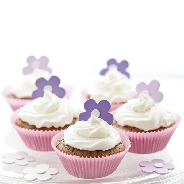 Deilige cupcakes med søt fløte – stockfoto