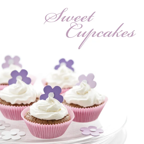 Deliciosos cupcakes con crema dulce — Foto de Stock