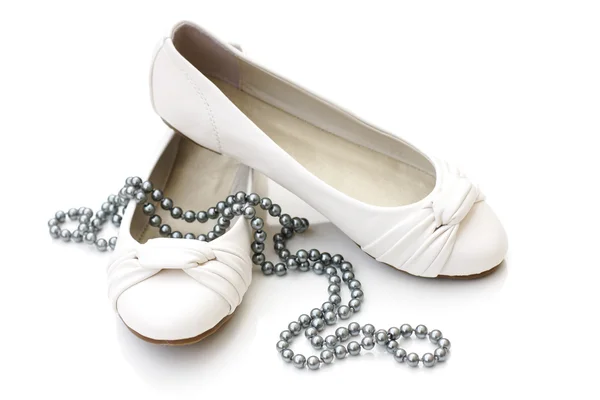 Bianco scarpe da donna con collana di perle d'argento — Foto Stock