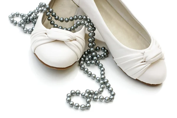Vita damer skor med silver pearl halsband — Stockfoto