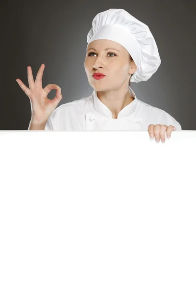 Jonge vrouwelijke chef-kok met banner — Stockfoto