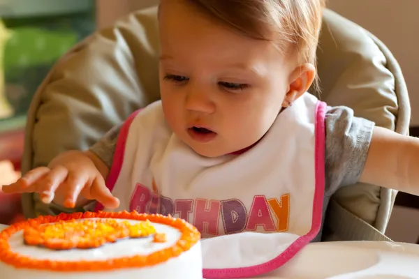 Первое прикосновение ко дню рождения ребенка — стоковое фото