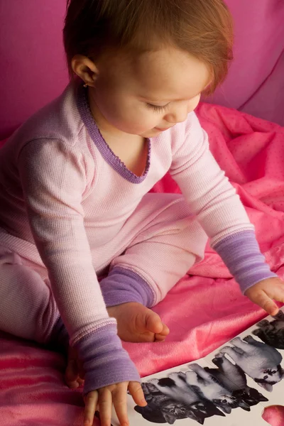 Child Reading Book Pink — Stock Photo, Image
