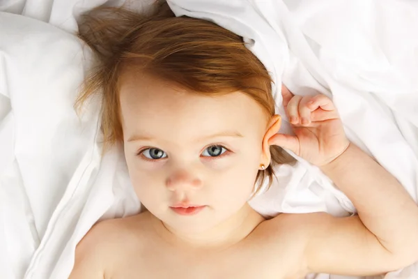 Child White Sheet Beauty Lay — Stock Photo, Image