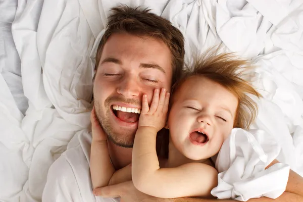 Gyermek apja fehér lapot nevetés Lay — Stock Fotó