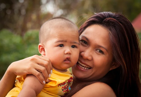 Mutlu anne ve bebek Park — Stok fotoğraf