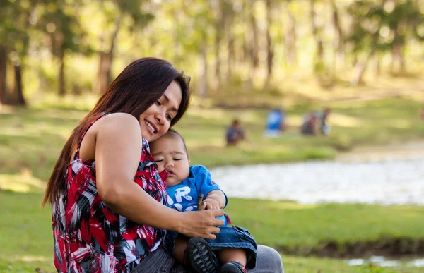 Happy matka a dítě v parku — Stock fotografie