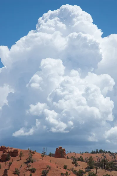 红峡谷与高耸雨云 — 图库照片