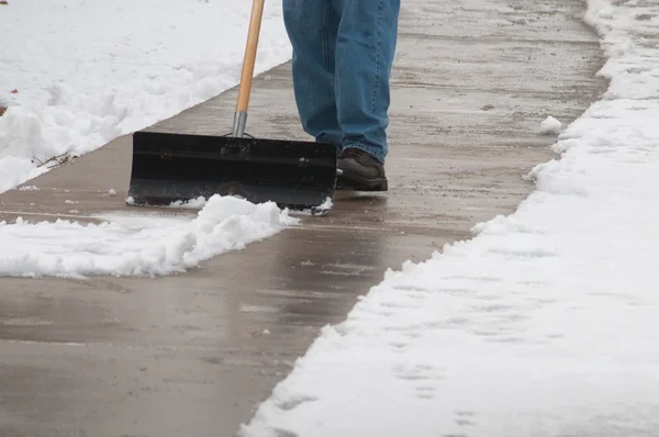 Yürüyüş üzerinden kar temizleme — Stok fotoğraf
