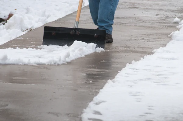 Yürüyüş üzerinden kar temizleme — Stok fotoğraf