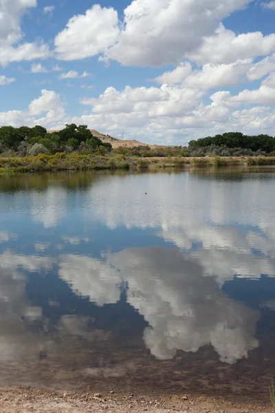 Nuvem Reflexões em um lago parado — Fotografia de Stock