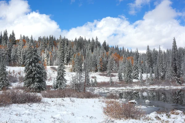 Mountain Pond after an Early Snow — Stock Photo, Image