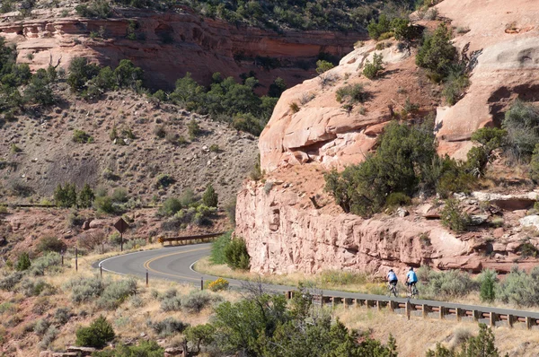 Ciclistas em Rimrock Drive Colorado Monumento Nacional — Fotografia de Stock