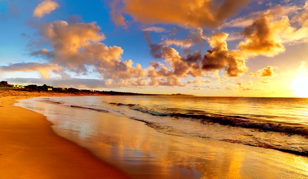 Ηλιοβασίλεμα στην παραλία — Φωτογραφία Αρχείου