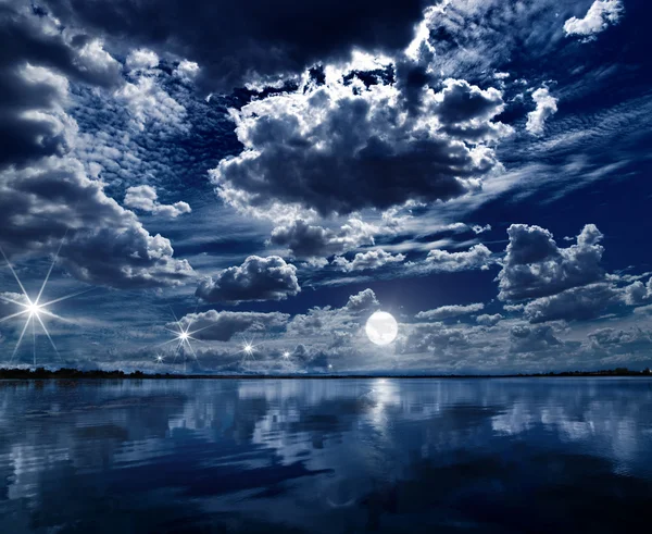 Bulan di permukaan laut — Stok Foto