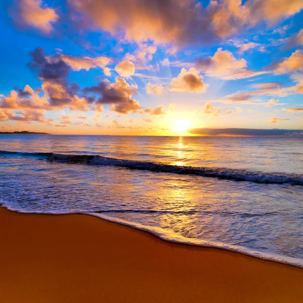 Pôr do sol na praia — Fotografia de Stock