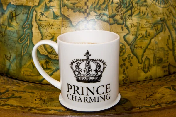 Prins charming kopje thee op — Stockfoto