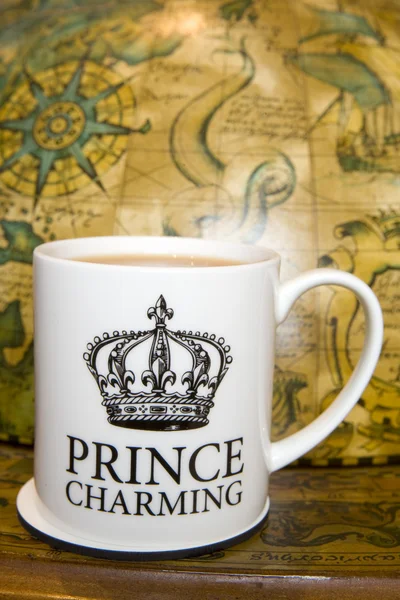 Príncipe charmoso xícara de chá — Fotografia de Stock