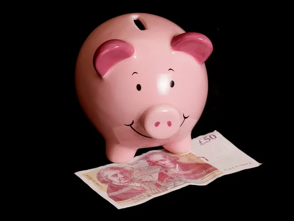 Piggybank con billete de cincuenta libras — Foto de Stock
