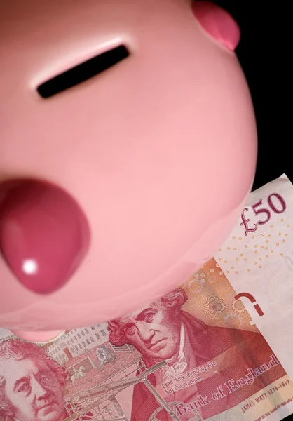 Piggybank con billete de cincuenta libras — Foto de Stock