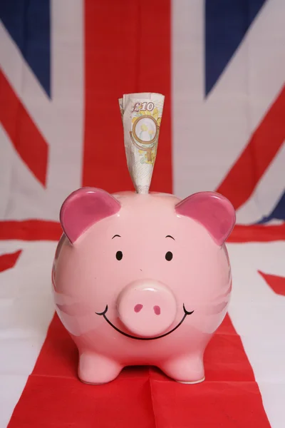 Ahorro de diez libras con Piggybank — Foto de Stock