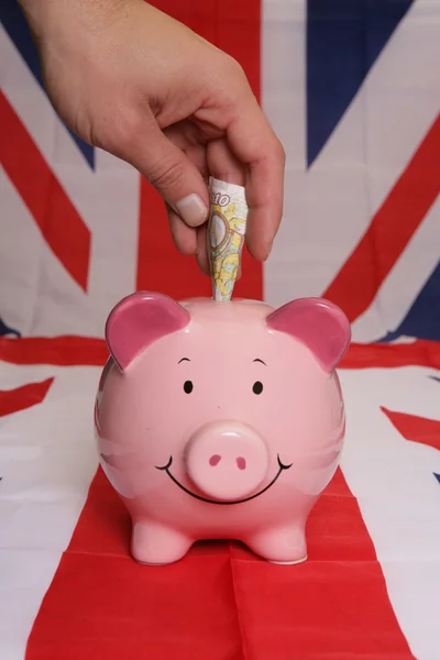 Mit Sparschwein zehn Pfund sparen — Stockfoto