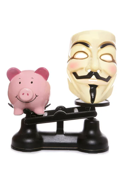 Cara falsifica máscara com porquinho banco — Fotografia de Stock