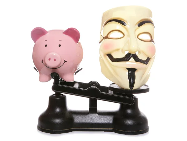 Cara falsifica máscara com porquinho banco — Fotografia de Stock