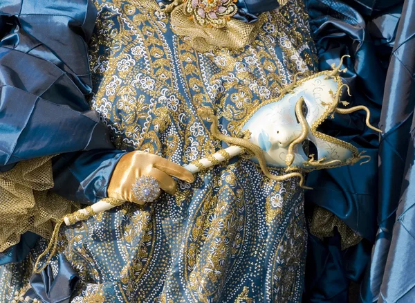Синьо-золота маскарадна маска — стокове фото