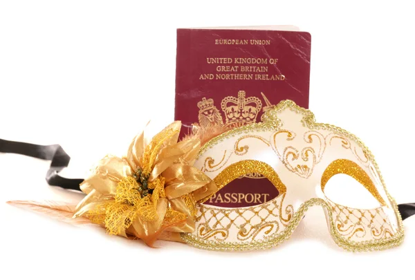 Máscara de mascarada y pasaporte británico — Foto de Stock