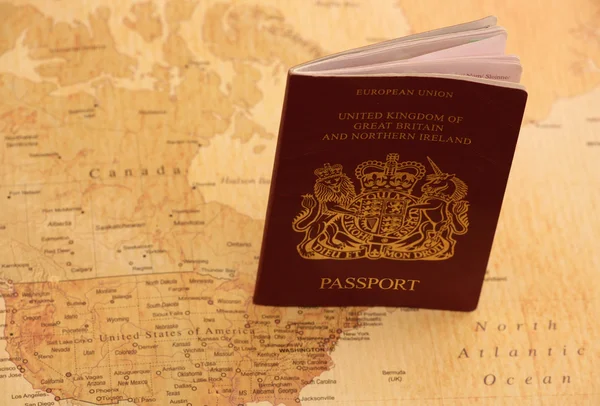 Passaporte da UE num mapa mundial — Fotografia de Stock